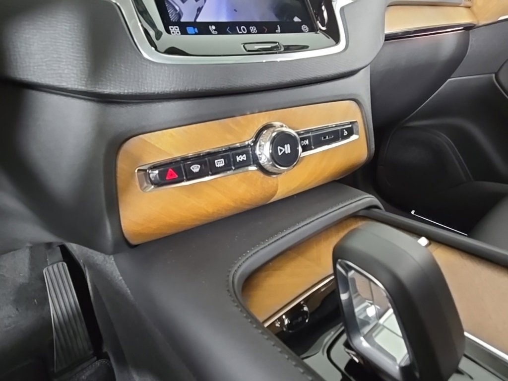 Certified 2025 Volvo XC90 T8 Plus image 22