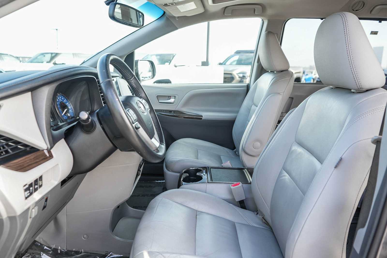 Used 2017 Toyota Sienna XLE w/ XLE Navigation Package FWD image 18