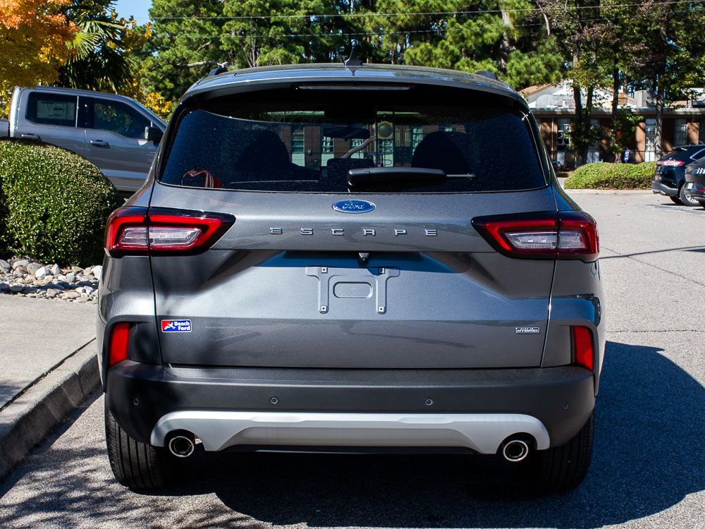 Used 2025 Ford Escape SE image 4