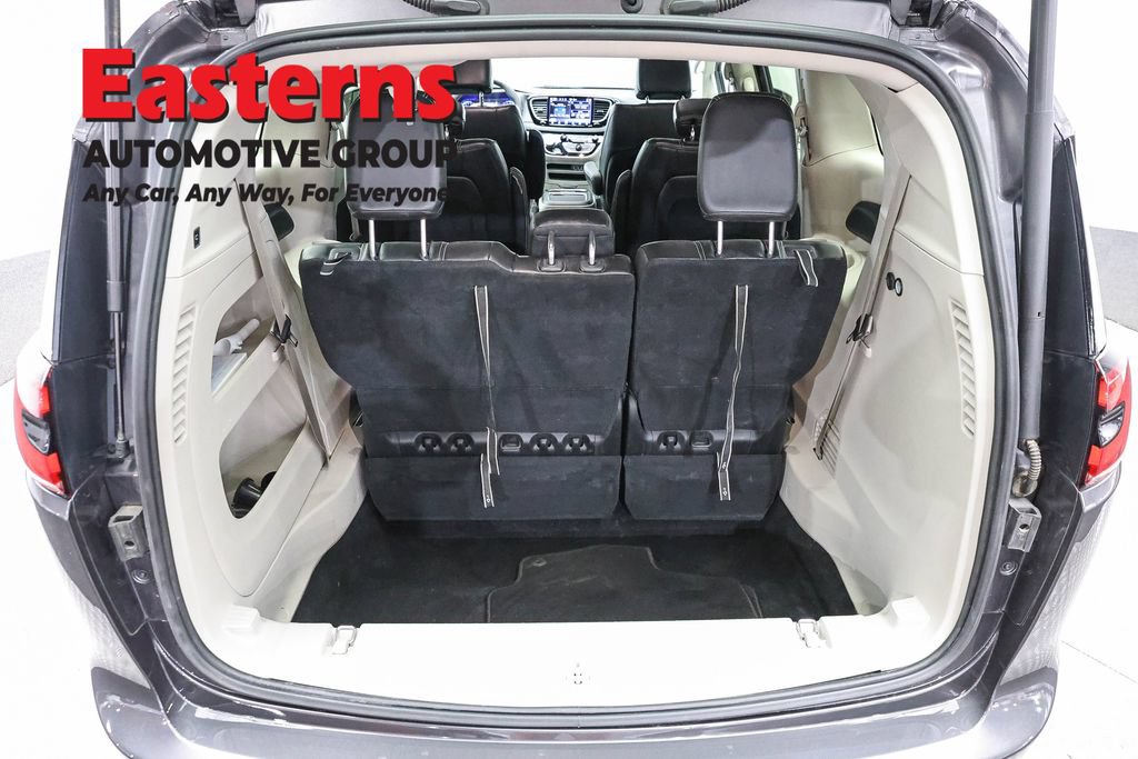 Used 2023 Chrysler Pacifica Touring-L FWD image 9