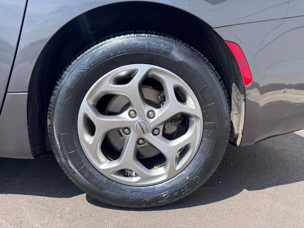 Used 2023 Chrysler Pacifica Limited FWD image 28