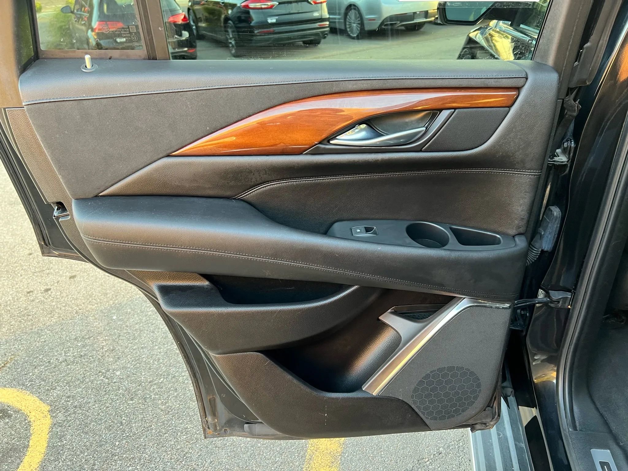 Used 2017 Cadillac Escalade Premium Luxury image 23