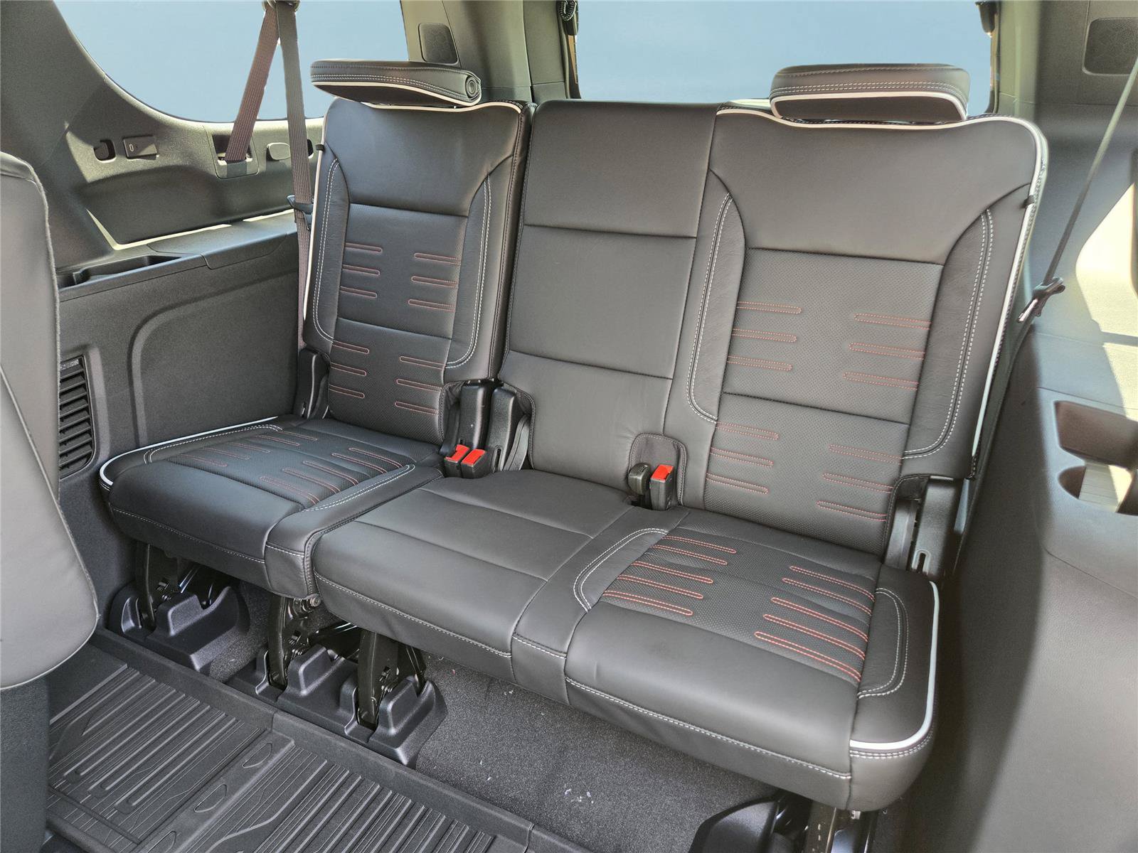 New 2026 GMC Yukon AT4 Ultimate w/ LPO, Floor Liner Package AWD/4WD image 18