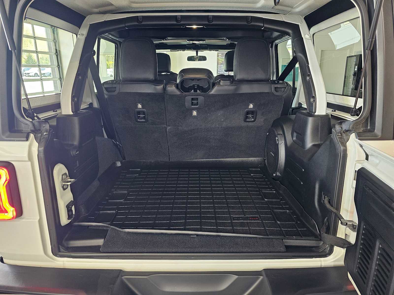 Used 2018 Jeep Wrangler Unlimited Sahara w/ Cold Weather Group image 14