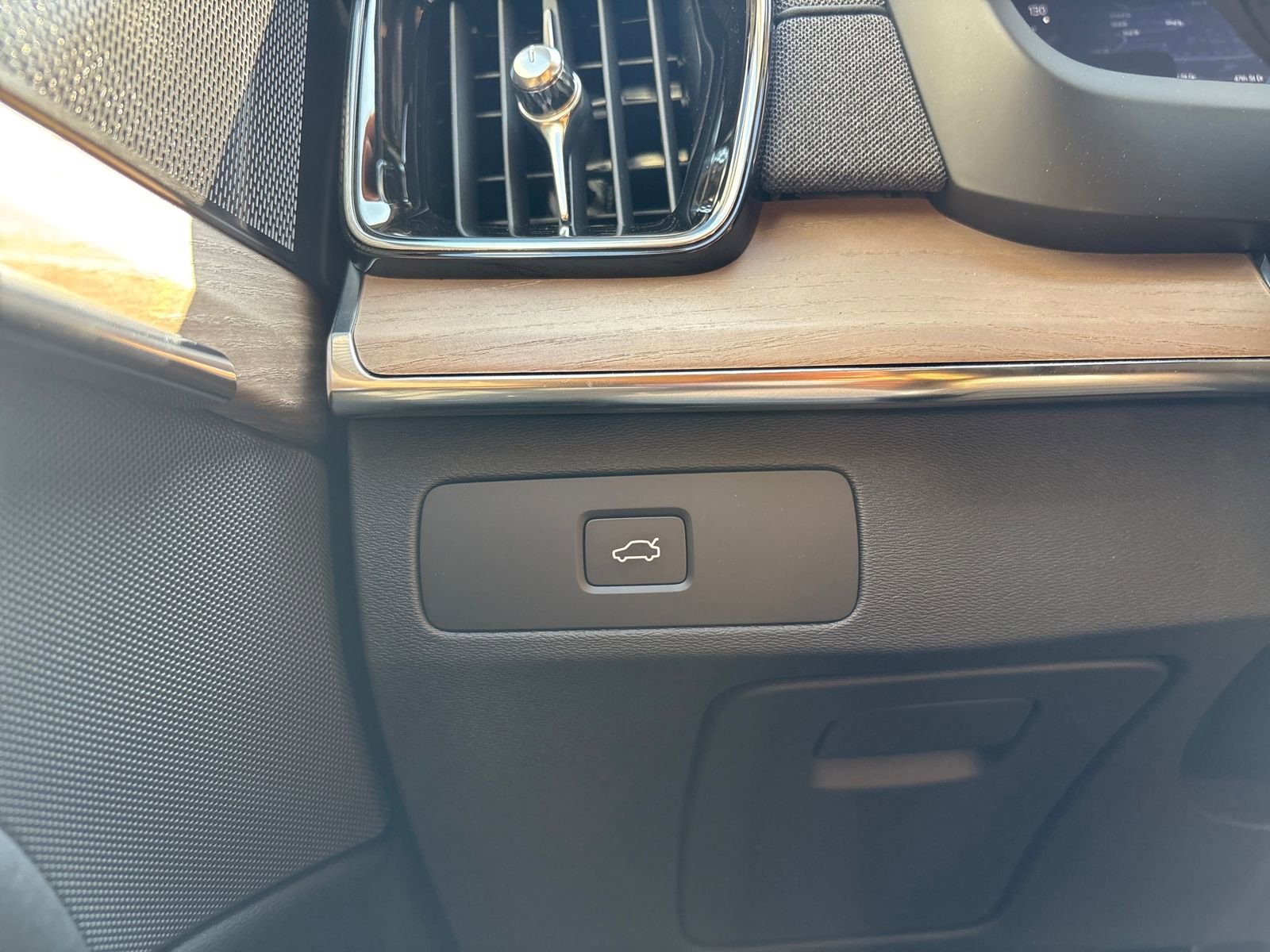 New 2026 Volvo XC90 B6 Plus w/ Protection Package Premier image 24