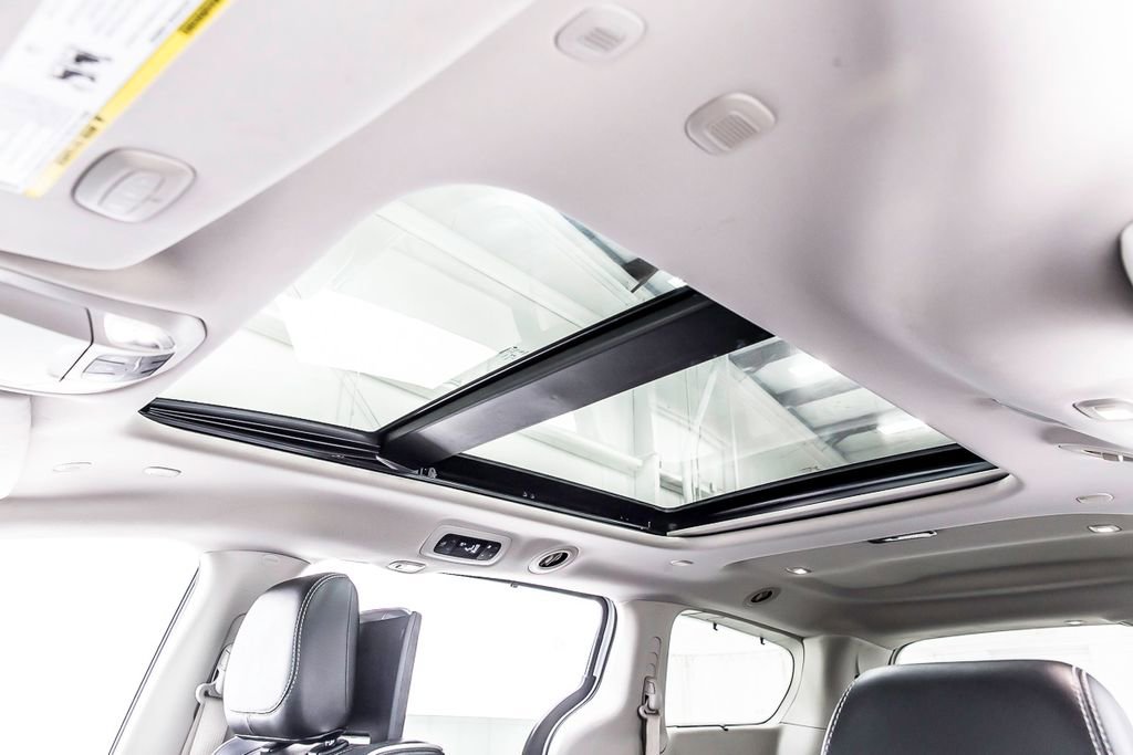 Used 2022 Chrysler Pacifica Limited w/ Uconnect Theater Family Group image 15