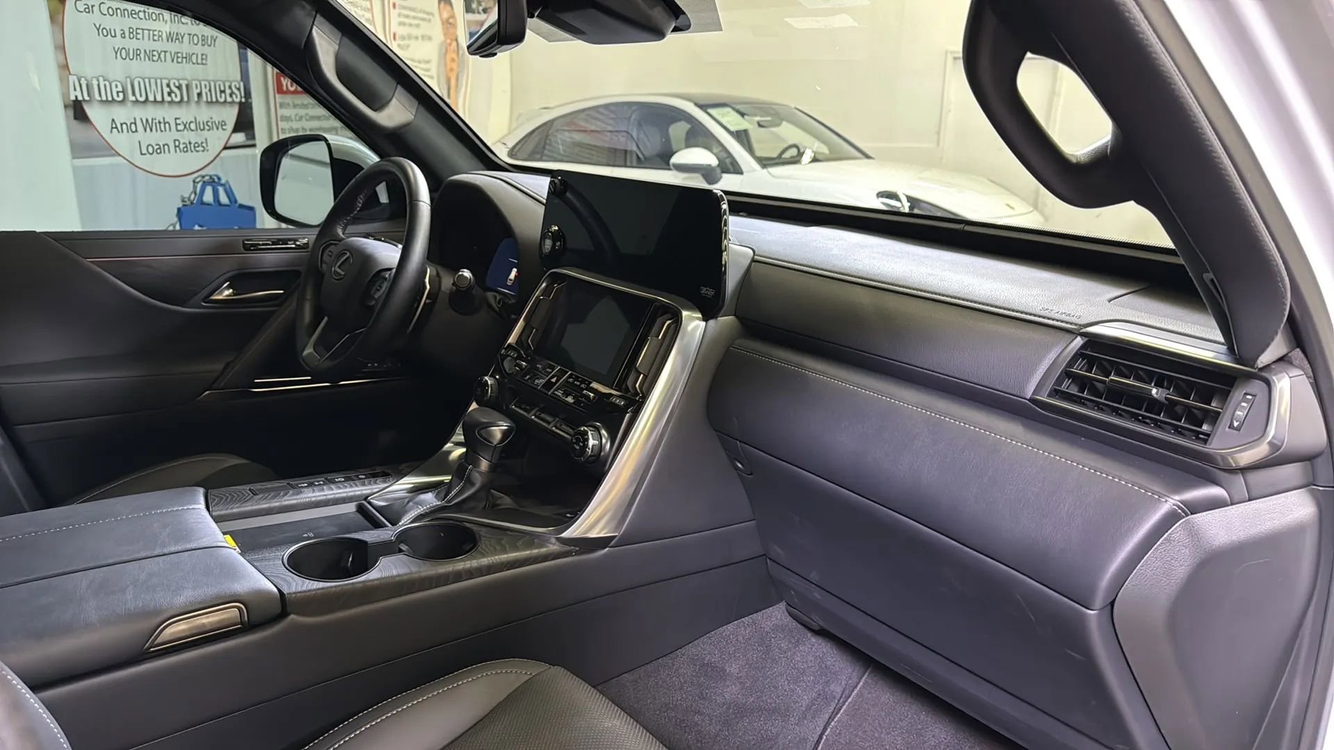 Used 2022 Lexus LX 600 4WD w/ Premium Package image 18