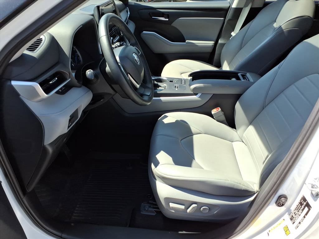 Used 2022 Toyota Highlander XLE AWD/4WD image 12