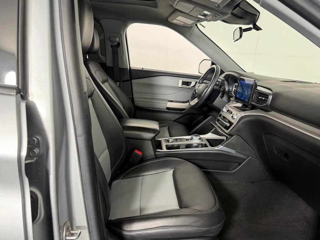 Used 2023 Ford Explorer XLT w/ Equipment Group 202A AWD/4WD image 28