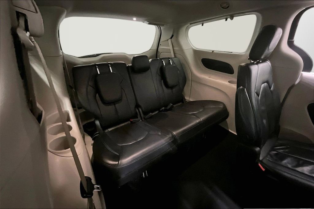 Used 2021 Chrysler Pacifica Touring-L image 23