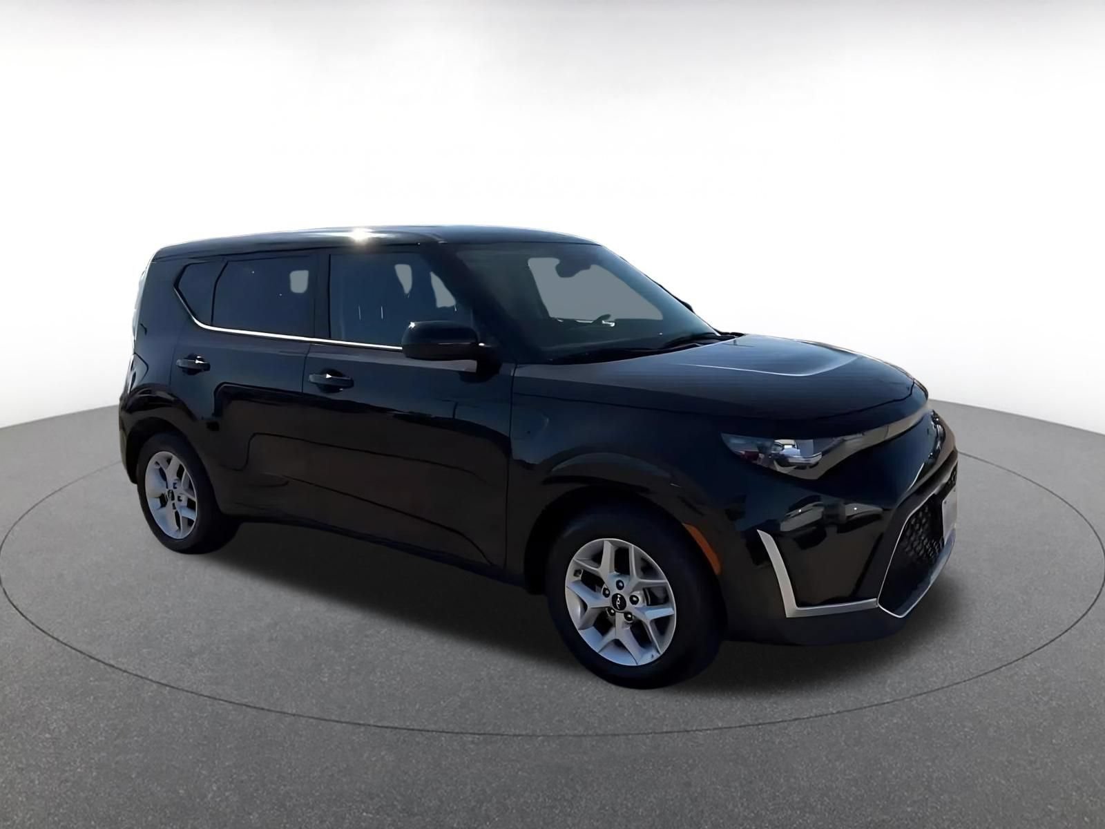 Used 2025 Kia Soul LX w/ LX Technology Package FWD image 2
