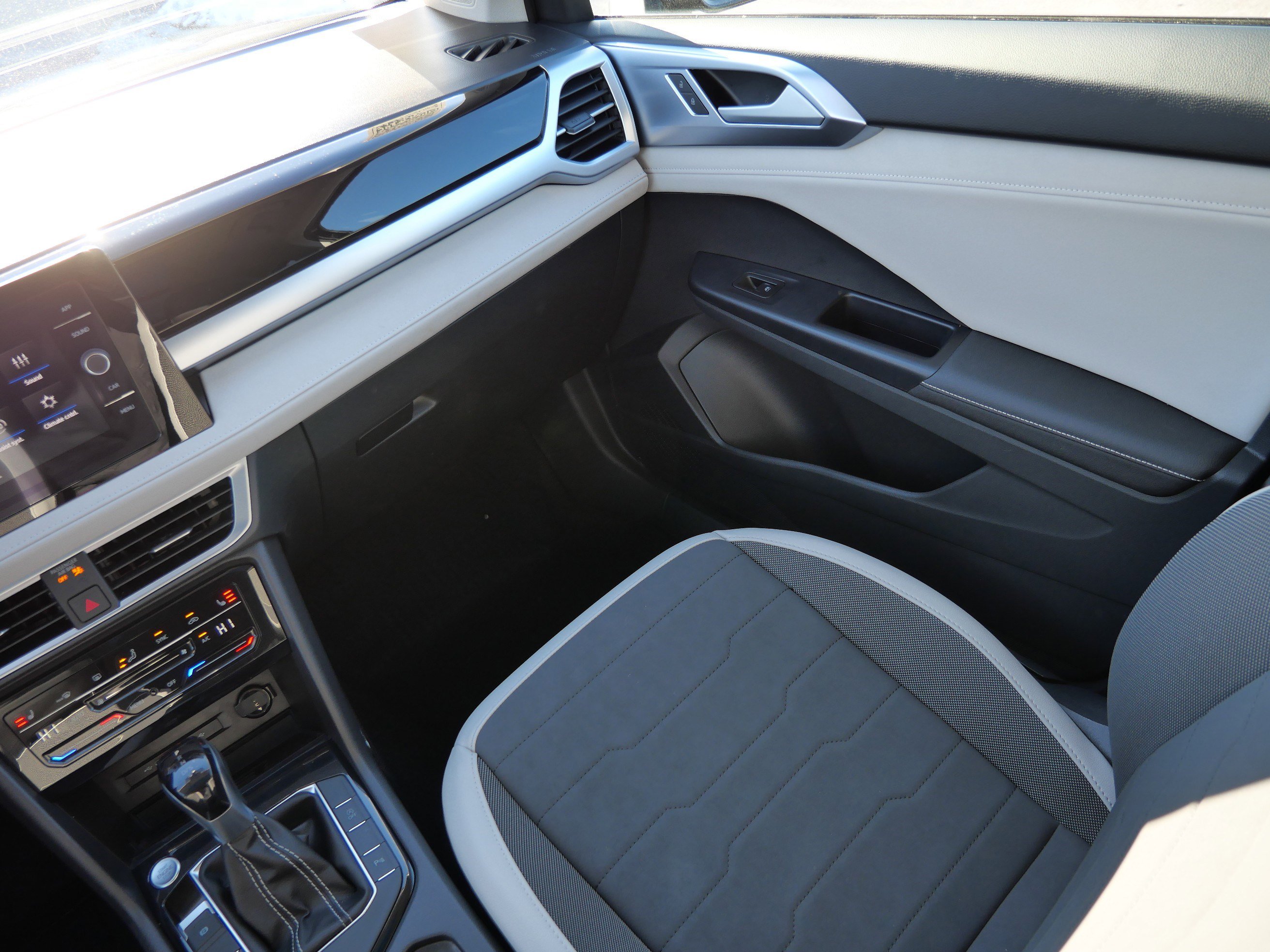 Certified 2025 Volkswagen Taos SE image 11