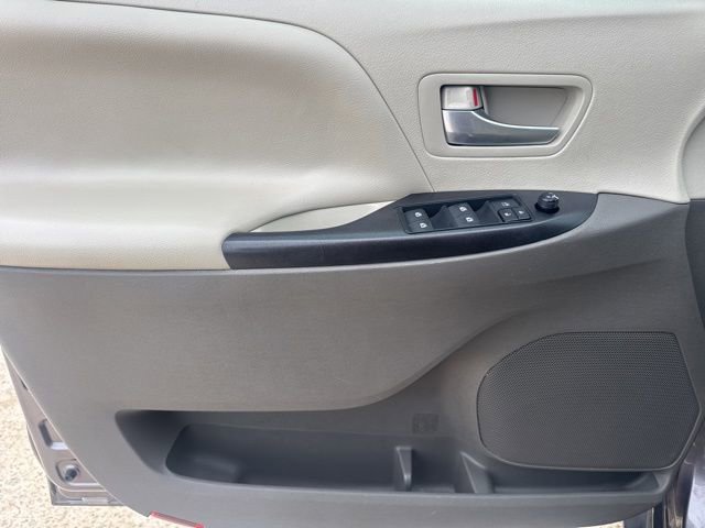 Used 2015 Toyota Sienna LE FWD image 32