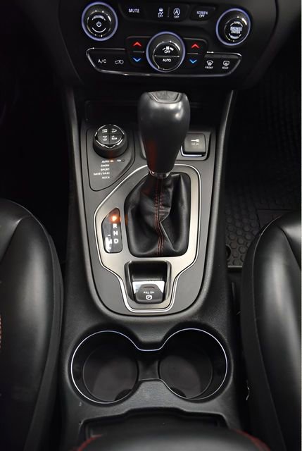 Used 2019 Jeep Cherokee Trailhawk AWD/4WD image 28