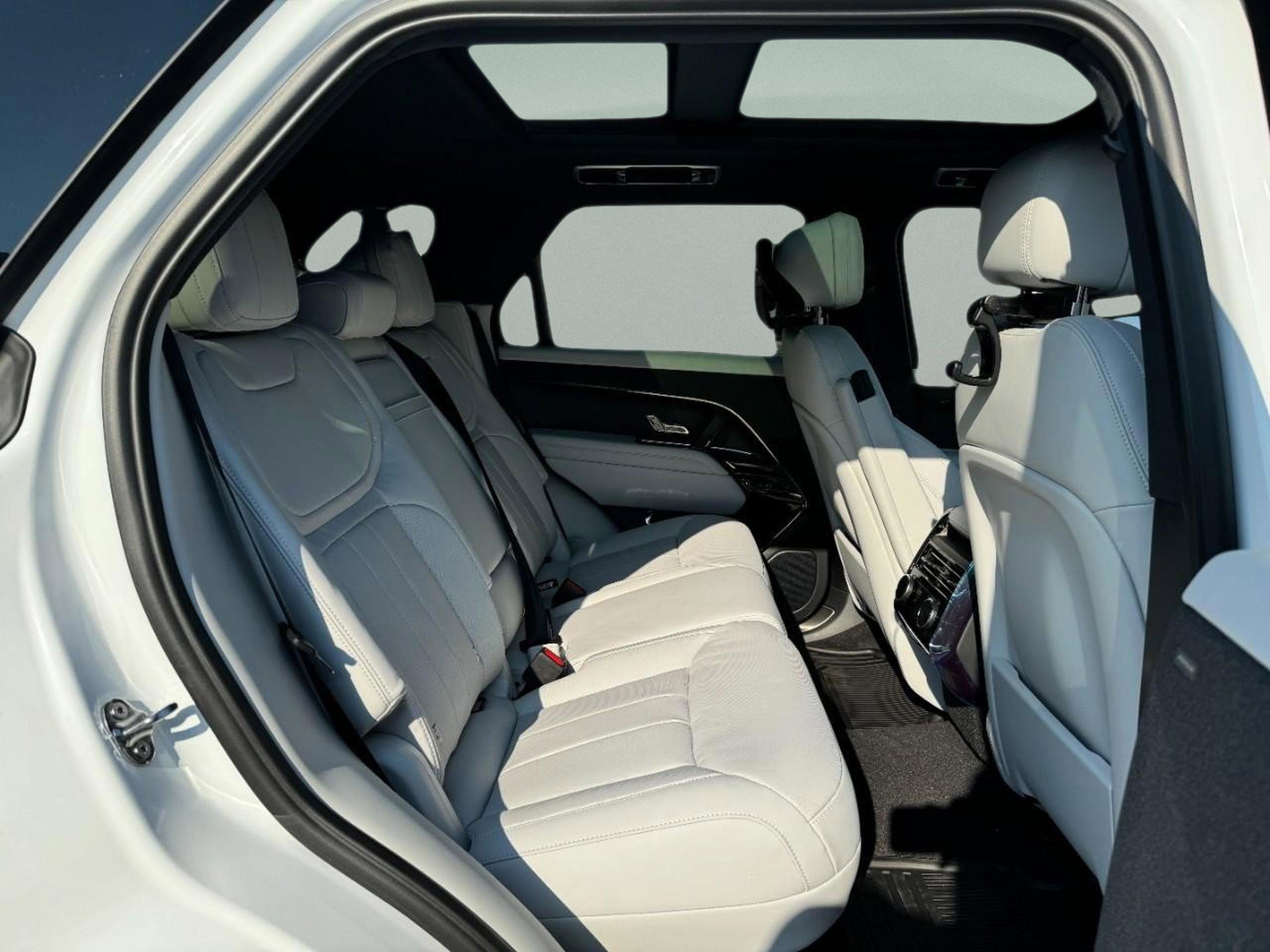 Used 2025 Land Rover Range Rover Sport SE image 9