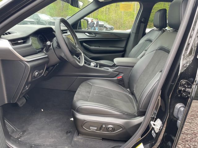 Used 2025 Jeep Grand Cherokee Altitude AWD/4WD image 40