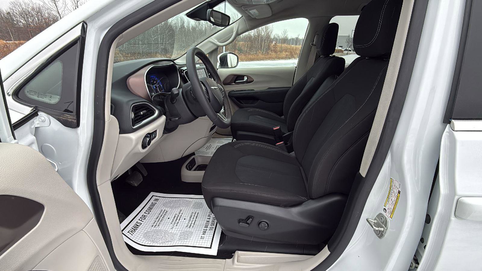 Used 2023 Chrysler Voyager LX image 25