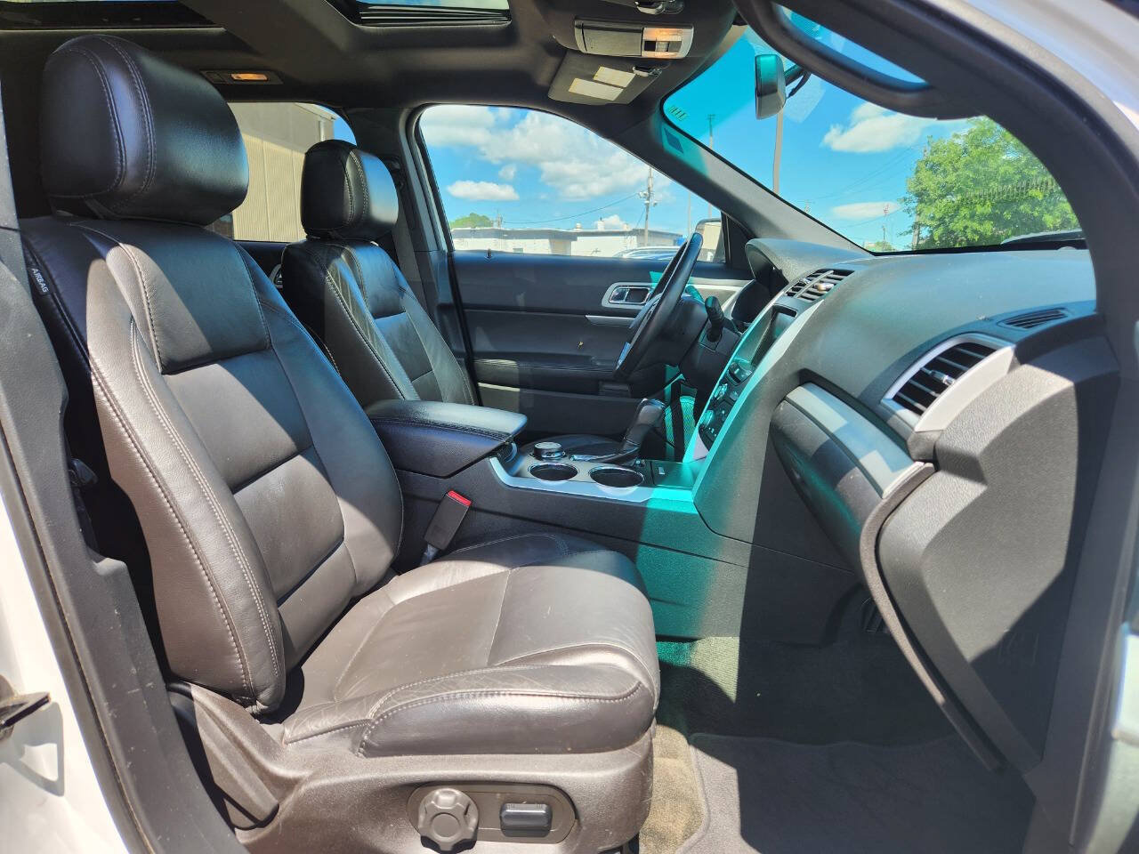 Used 2014 Ford Explorer XLT w/ Equipment Group 202A AWD/4WD image 17