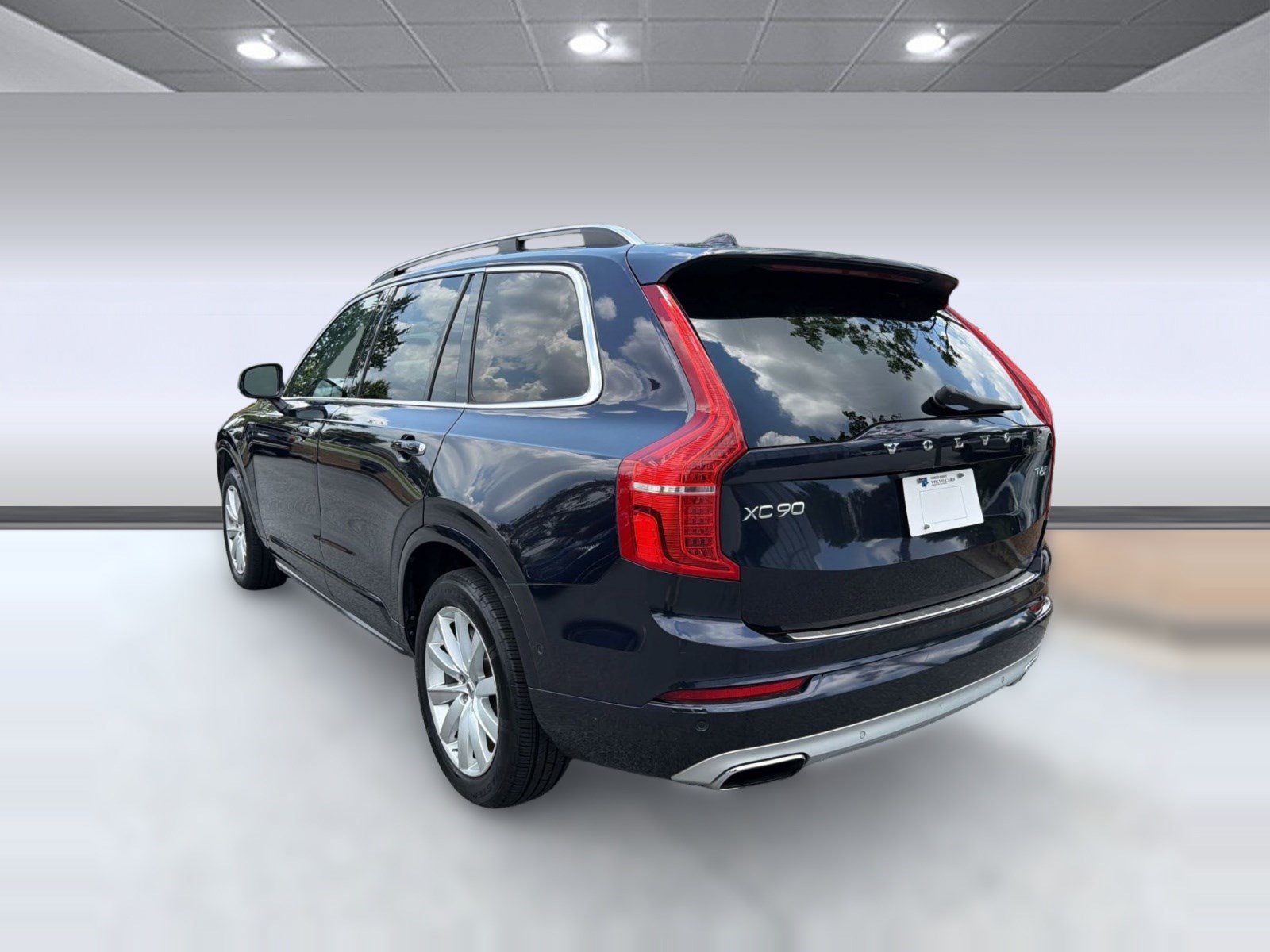 Used 2017 Volvo XC90 T6 Momentum w/ Vision Package AWD/4WD image 3