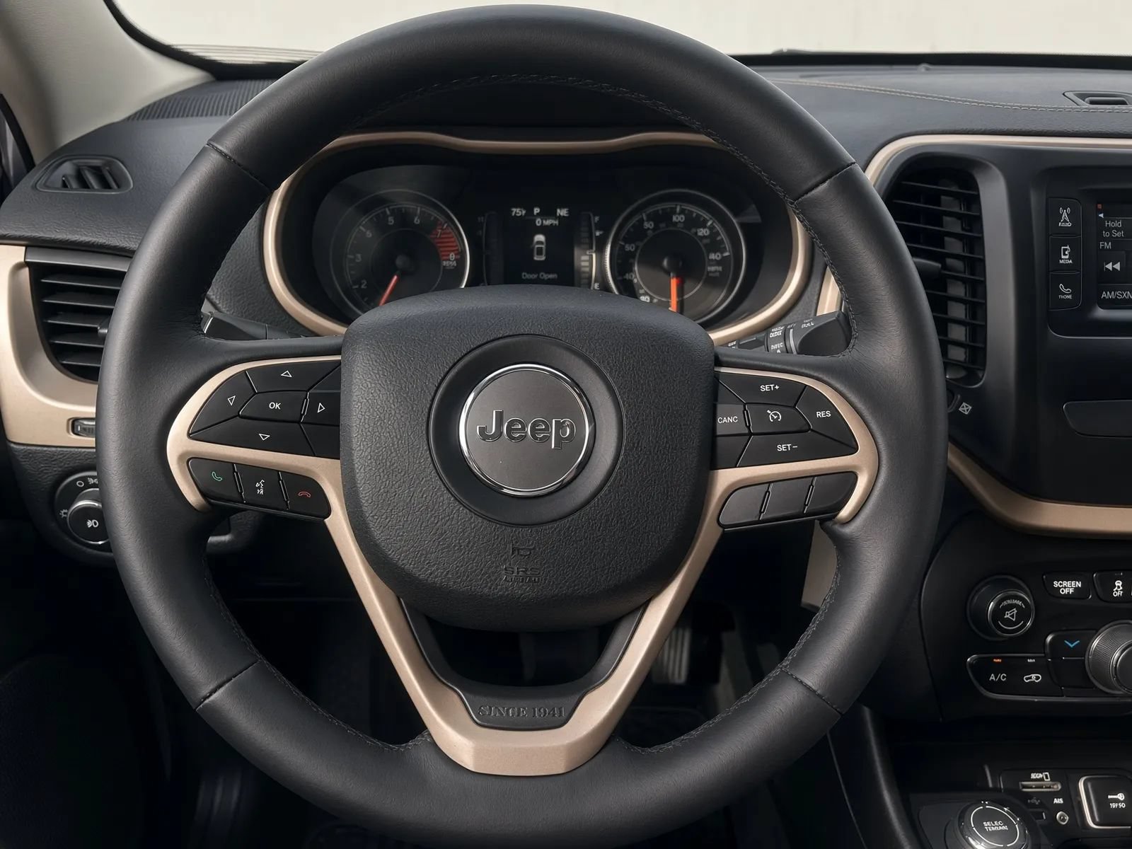 Used 2018 Jeep Cherokee Latitude w/ Cold Weather Group AWD/4WD image 6