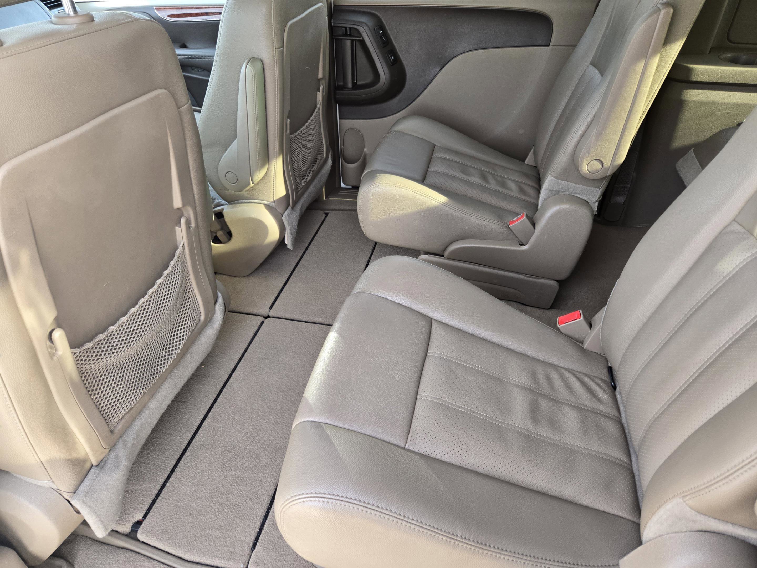 Used 2013 Chrysler Town & Country Touring-L w/ Driver Convenience Group FWD image 25