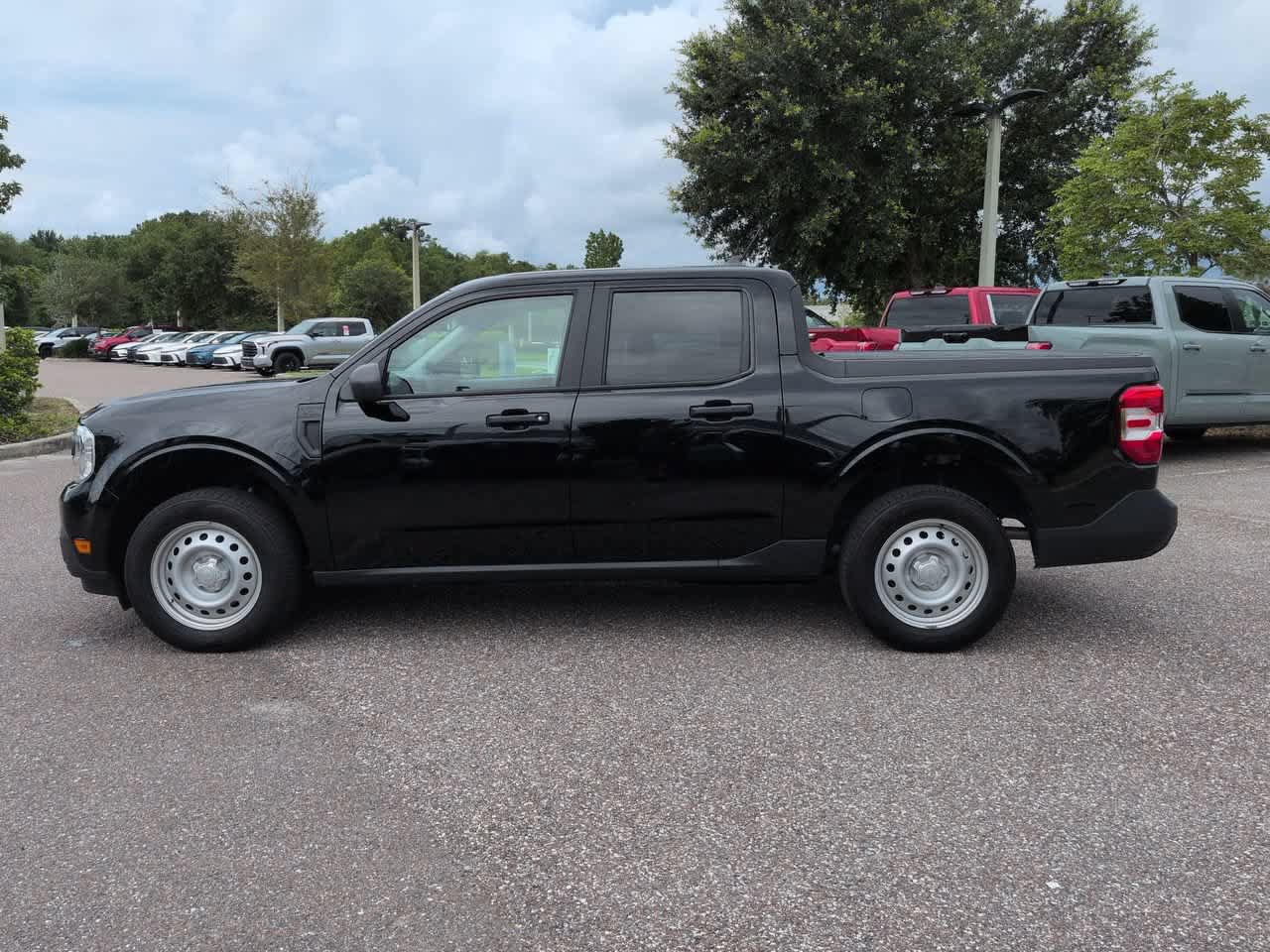 Used 2023 Ford Maverick XL FWD image 3
