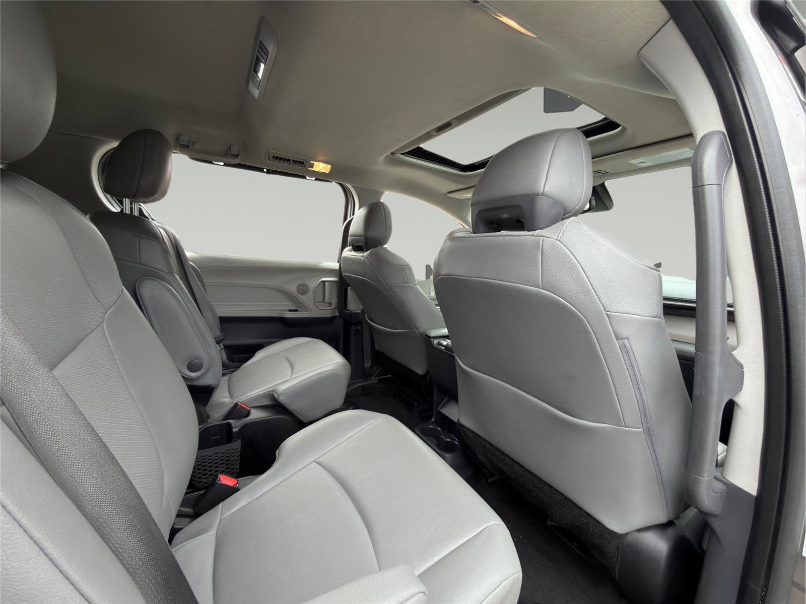 Used 2023 Toyota Sienna XLE image 21