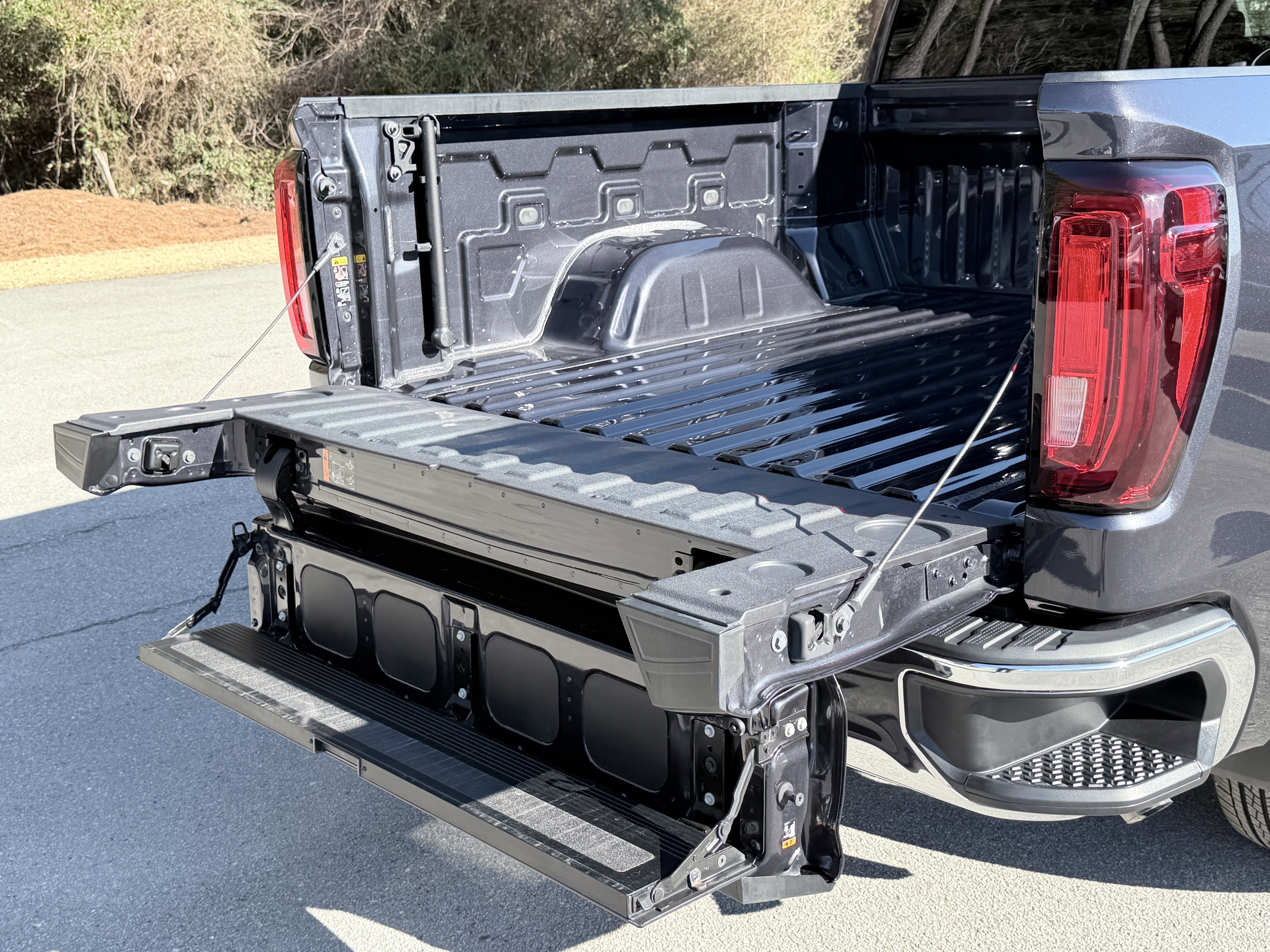 Used 2025 GMC Sierra 1500 SLT image 8