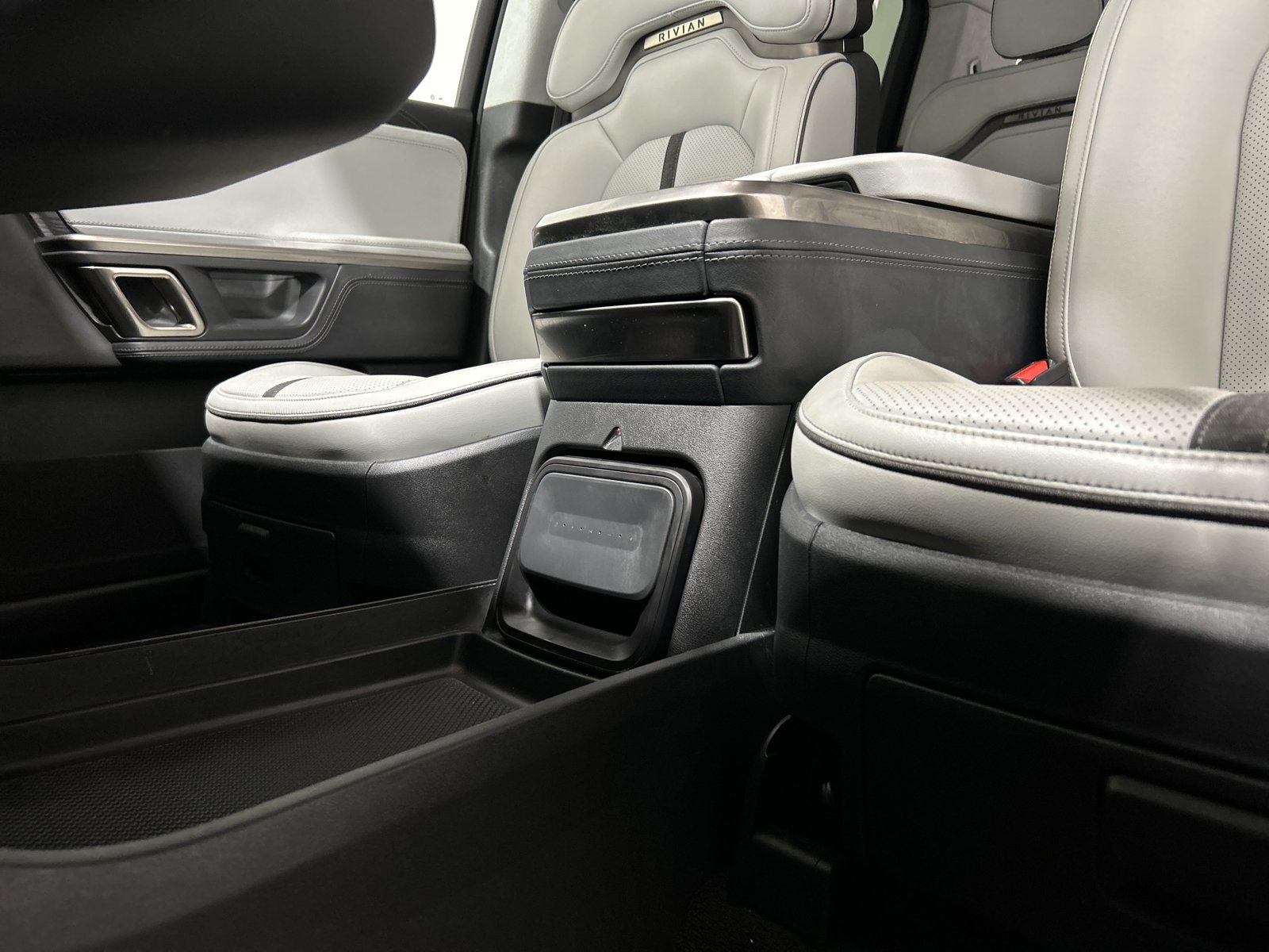 Used 2024 Rivian R1S Adventure AWD/4WD image 33