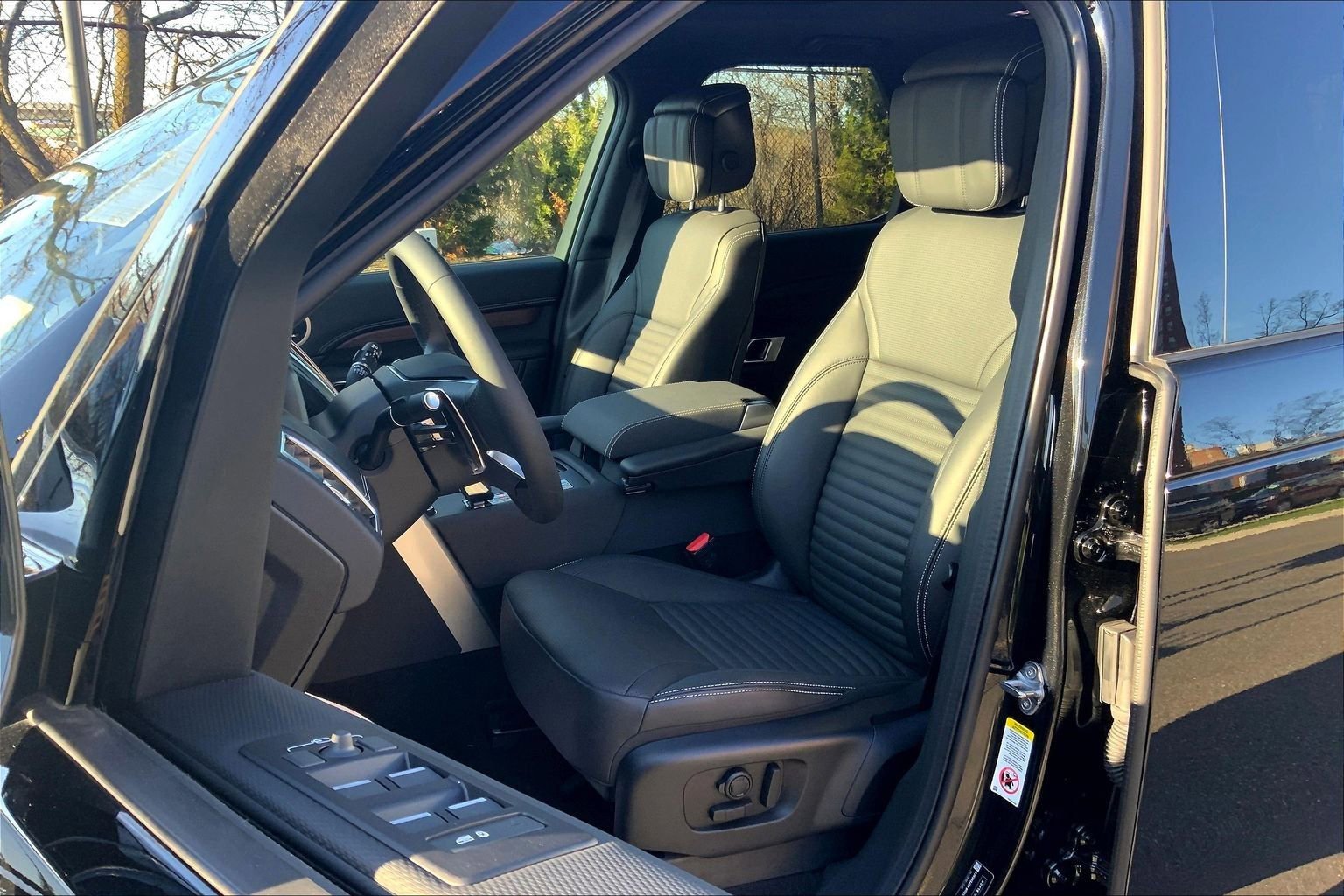 Used 2025 Land Rover Discovery Dynamic SE AWD/4WD image 7