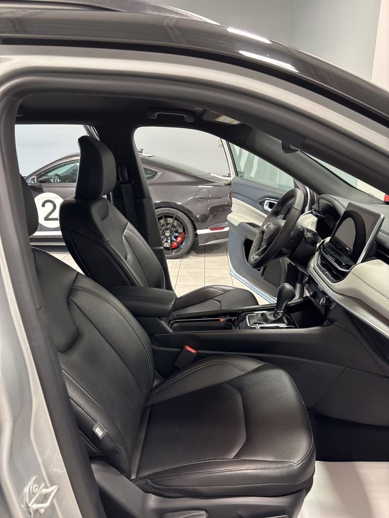 Used 2025 Jeep Compass Limited image 14