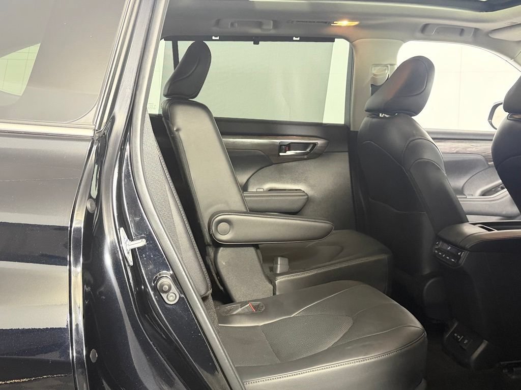 Used 2024 Toyota Highlander Platinum FWD image 25