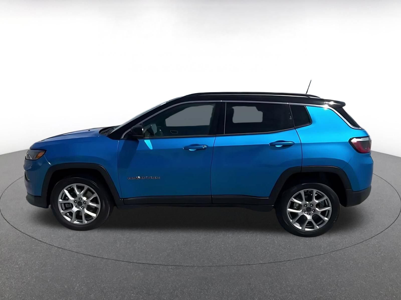Used 2025 Jeep Compass Limited AWD/4WD image 9