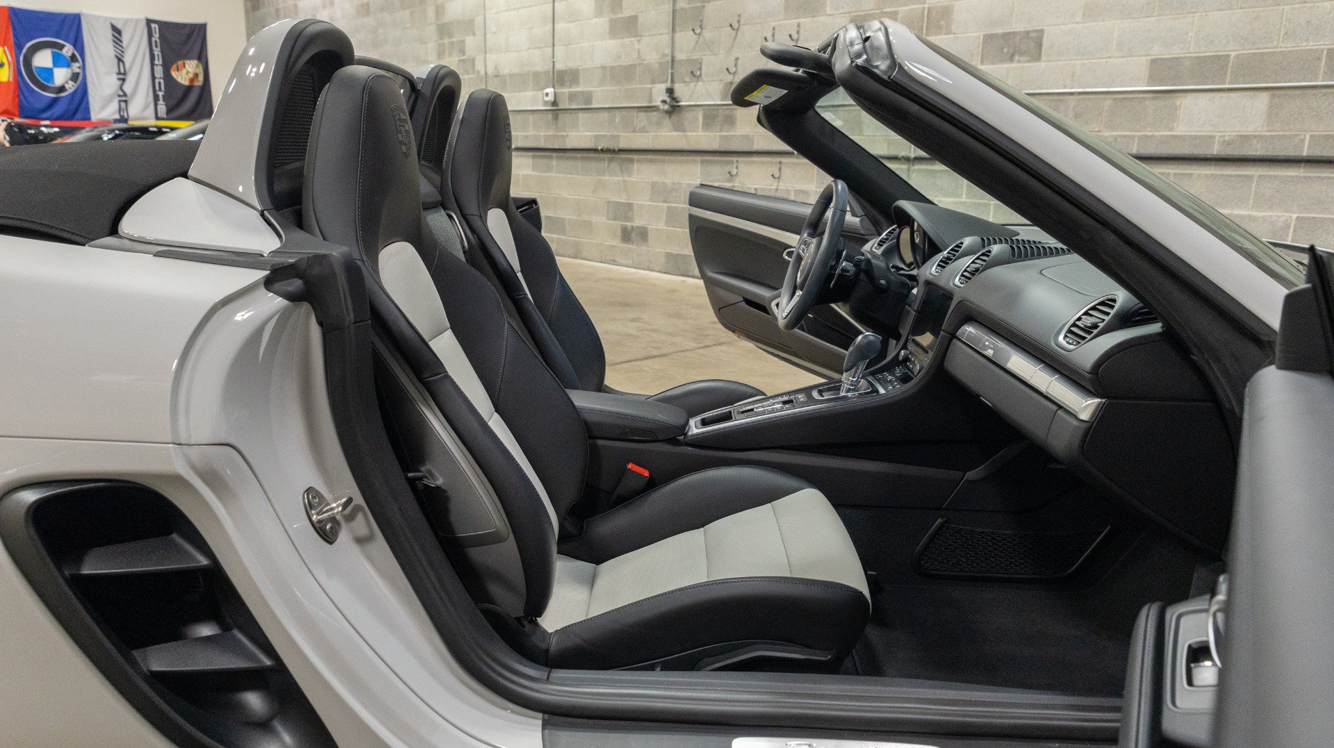 Used 2021 Porsche 718 Boxster RWD image 37