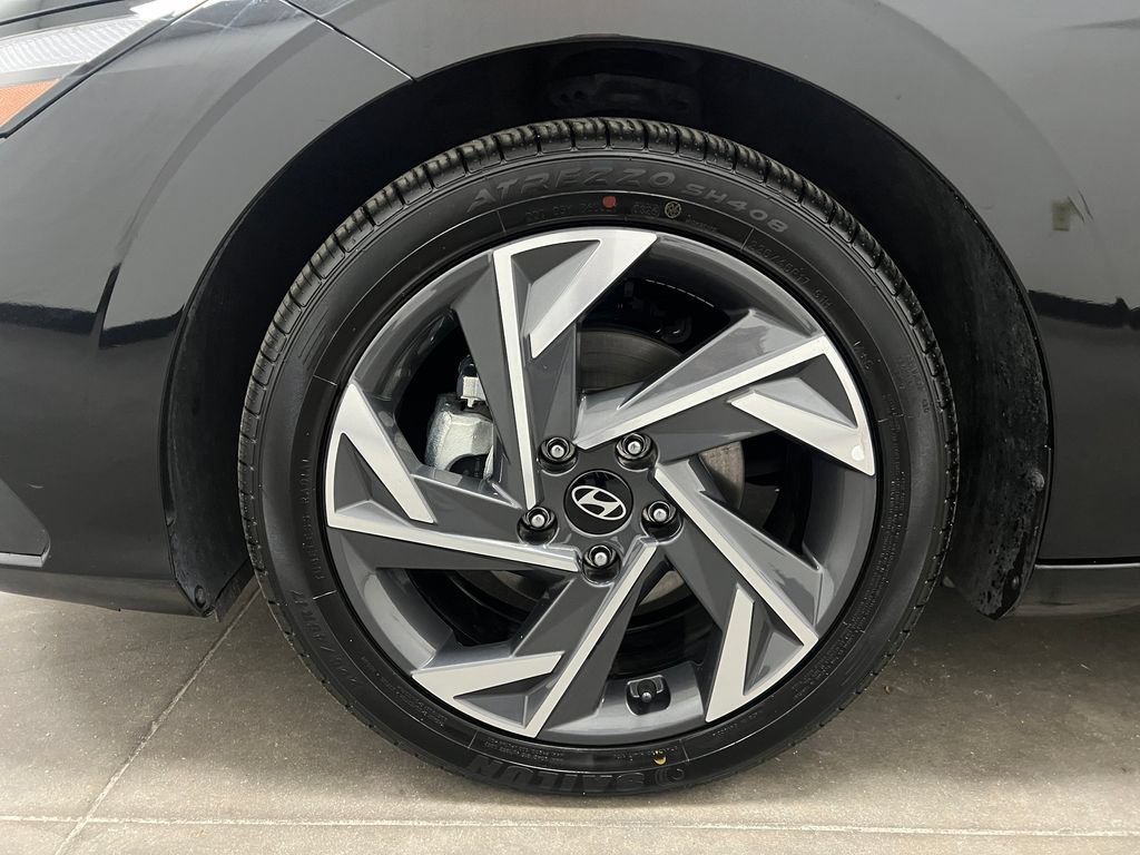 Used 2025 Hyundai Elantra SEL FWD image 29