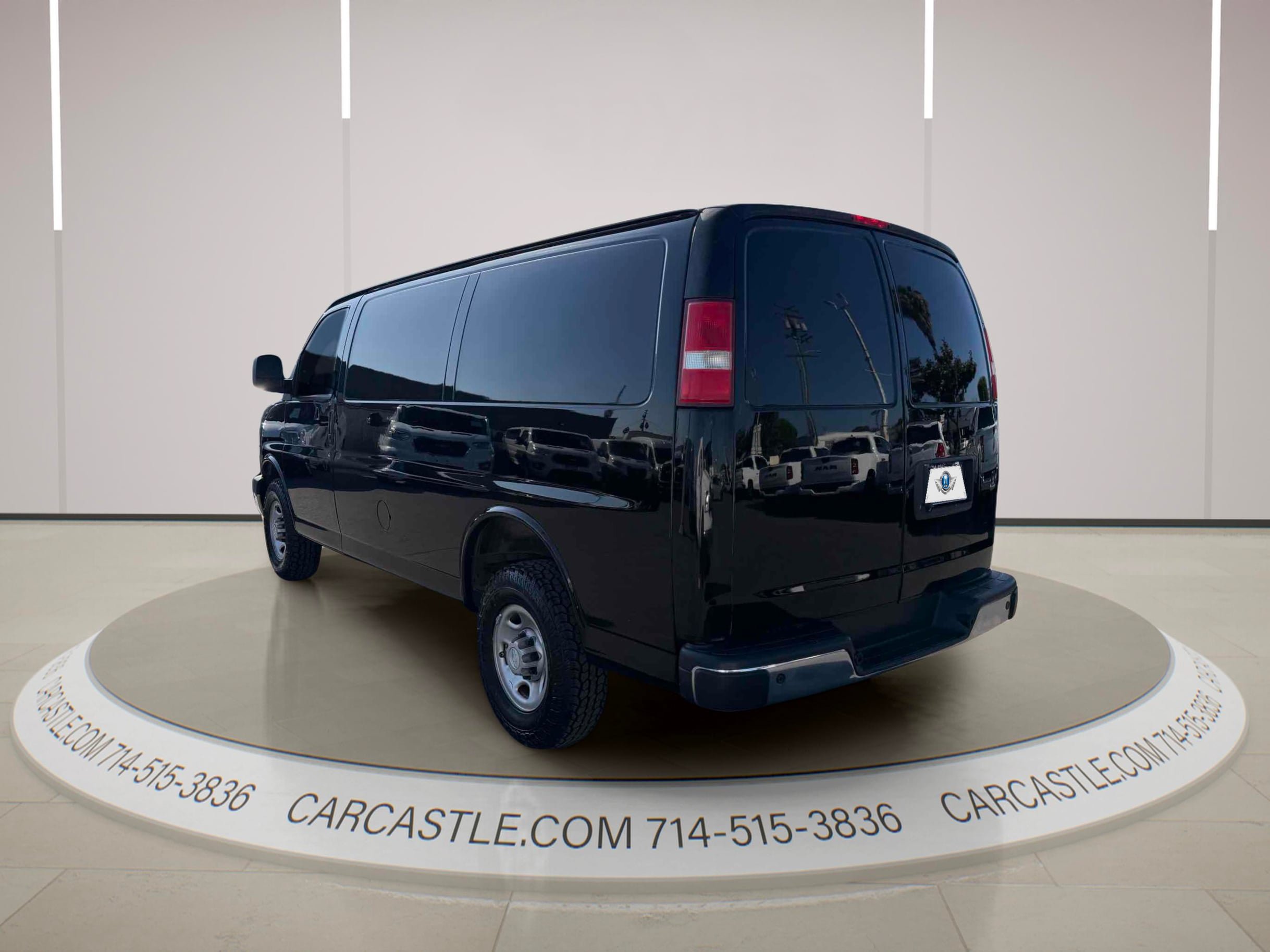 Used 2018 Chevrolet Express 2500 w/ Driver Convenience Package RWD image 3