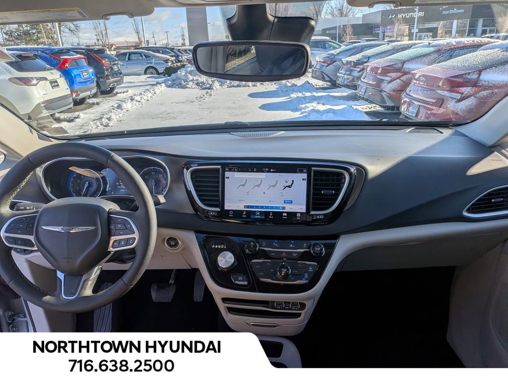 Used 2024 Chrysler Pacifica Touring-L image 9