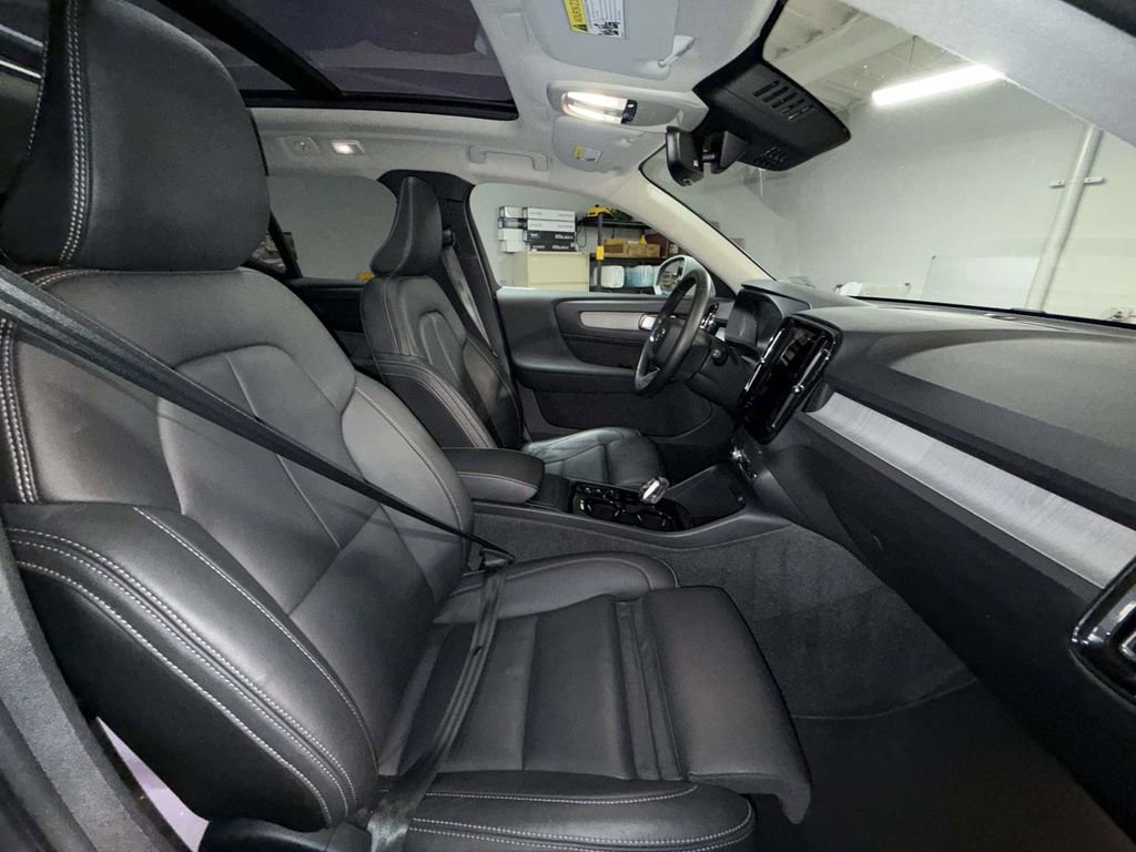 Used 2025 Volvo XC40 B5 Plus AWD/4WD image 14
