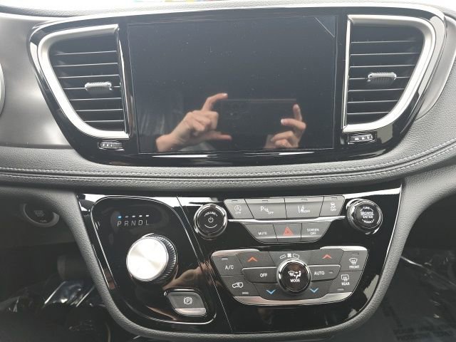 New 2026 Chrysler Pacifica Select image 14