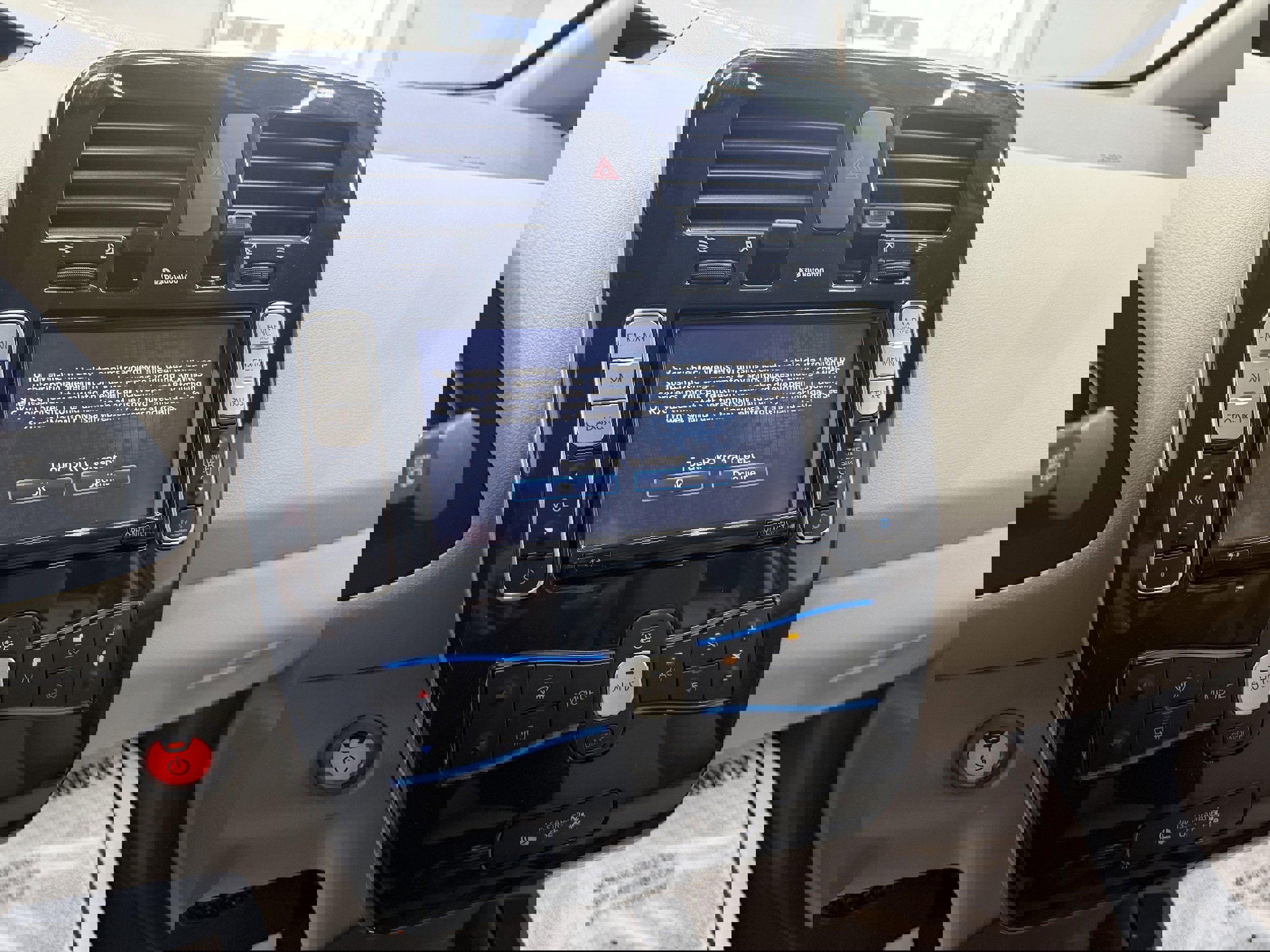 Used 2012 Nissan Leaf SL image 19