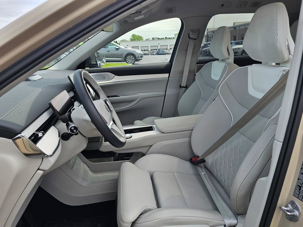 Used 2025 Volvo EX90 Ultra image 3