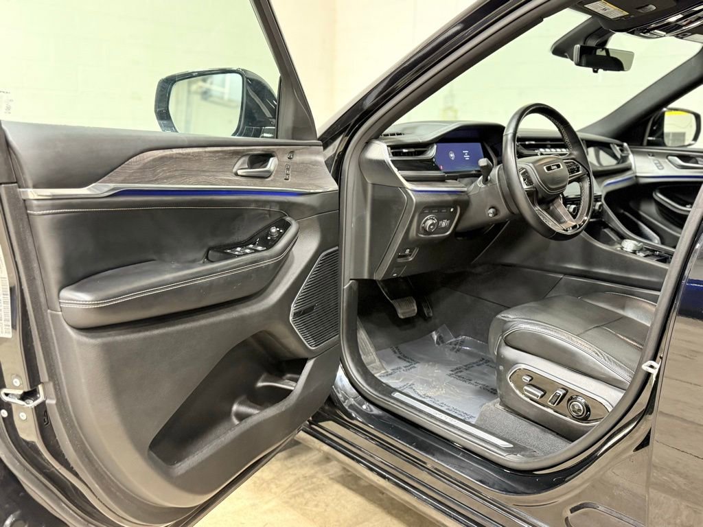 Used 2023 Jeep Grand Cherokee Overland w/ Advanced Protech Group III image 28