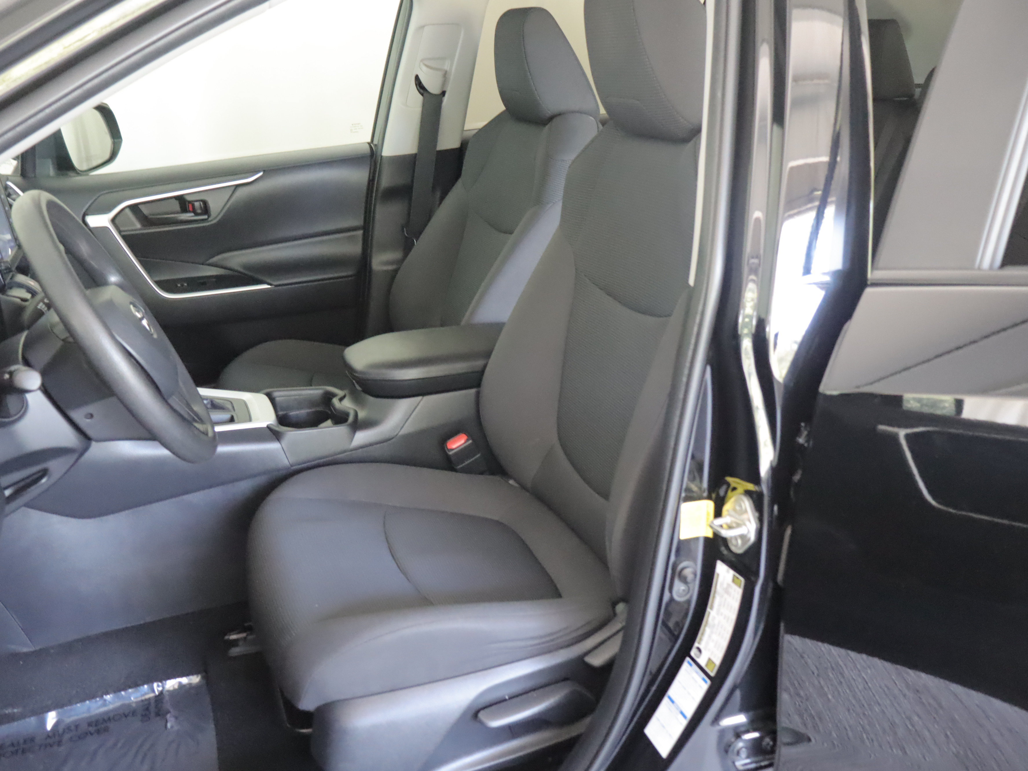 Used 2019 Toyota RAV4 LE AWD/4WD image 7