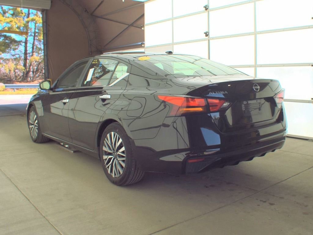 Used 2025 Nissan Altima 2.5 SV FWD image 2