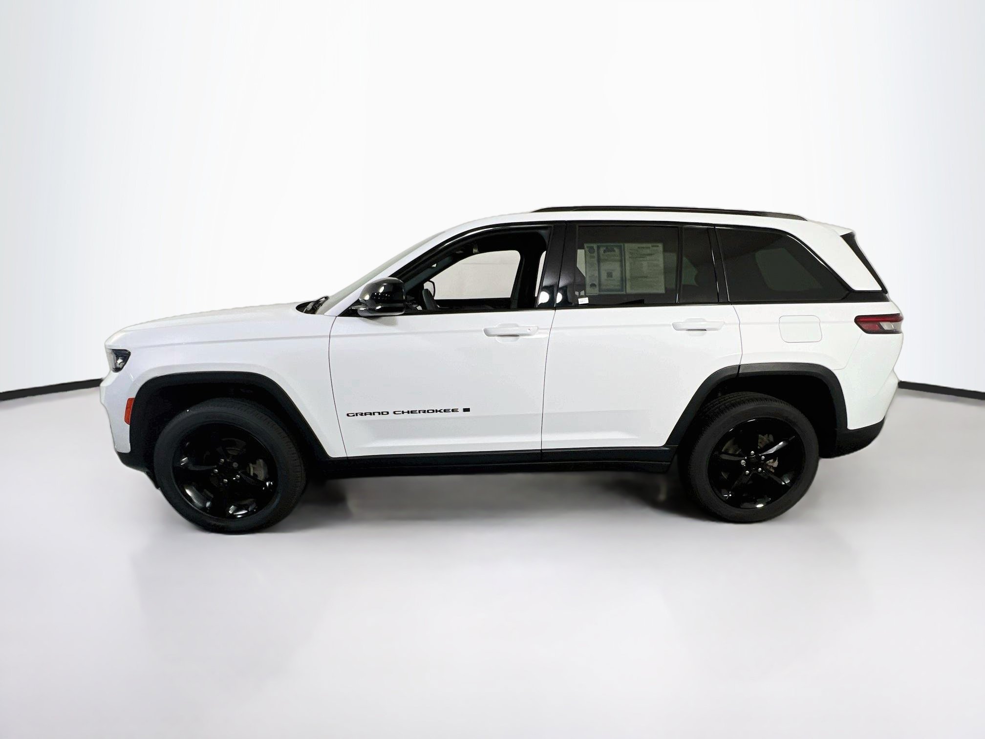 Used 2023 Jeep Grand Cherokee Altitude AWD/4WD image 8