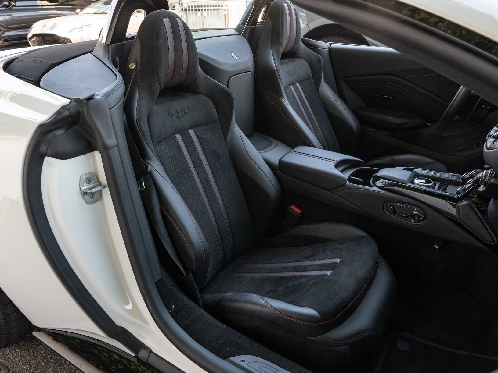 Used 2023 Aston Martin V8 Vantage Roadster RWD image 11