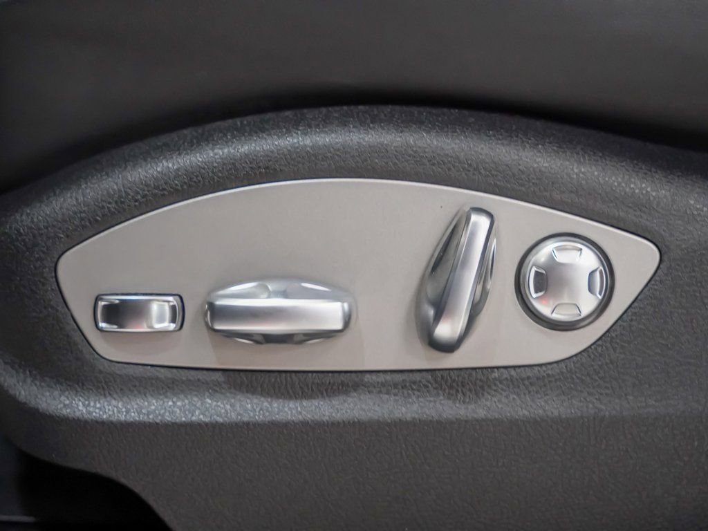 Certified 2025 Porsche Macan image 24
