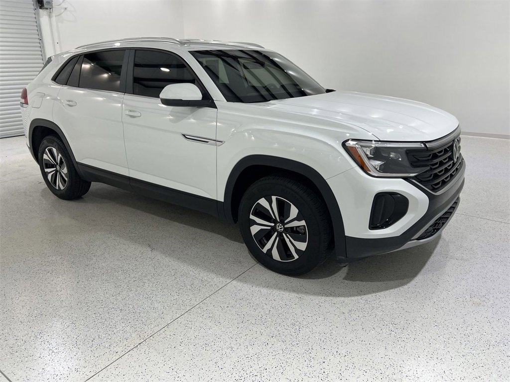 Used 2025 Volkswagen Atlas Cross Sport SE image 2