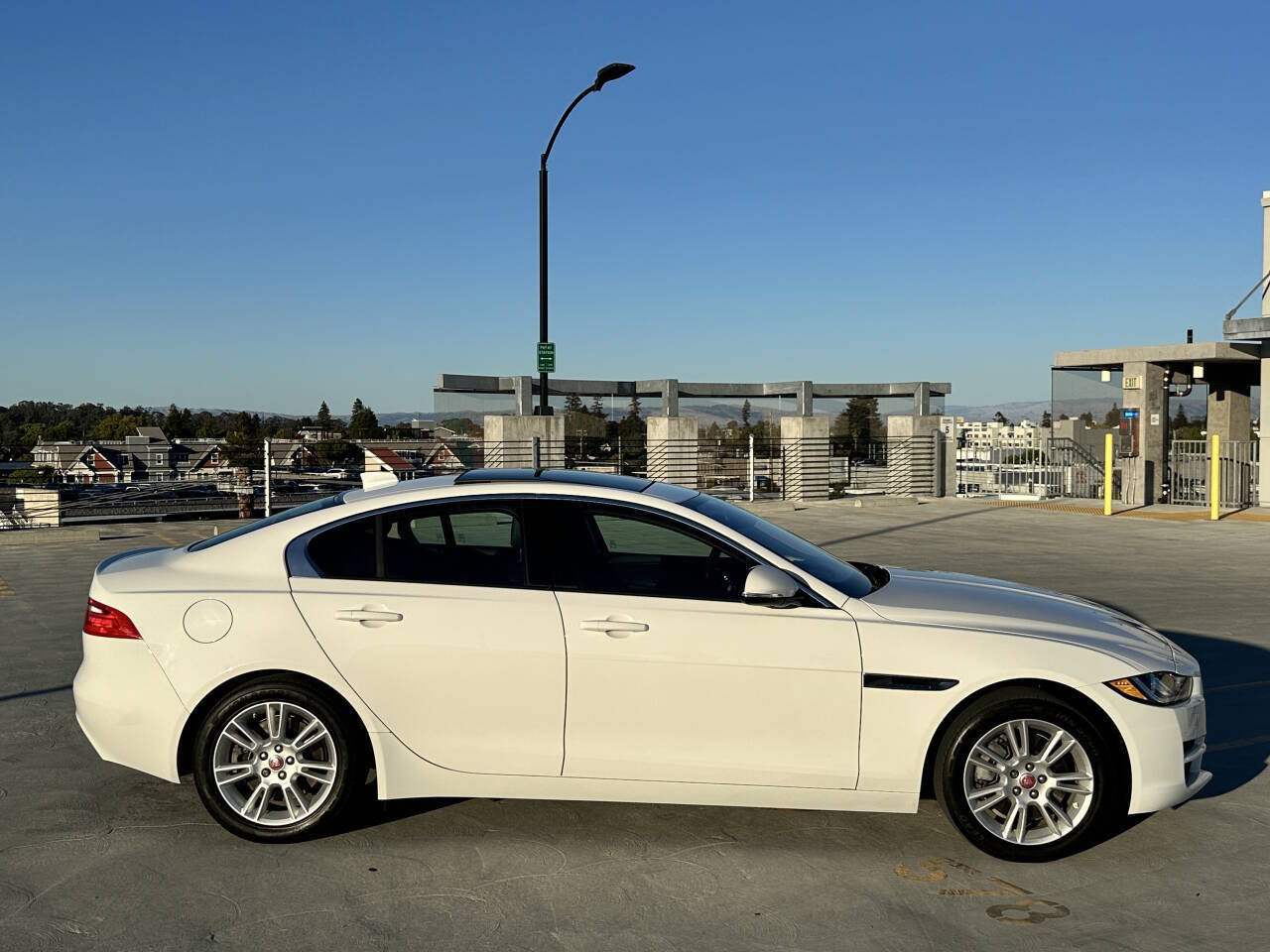 Used 2017 Jaguar XE Premium RWD image 4