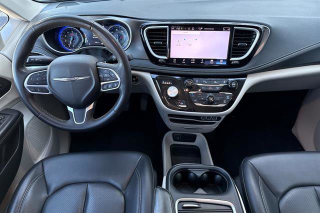 Used 2023 Chrysler Pacifica Touring-L image 14